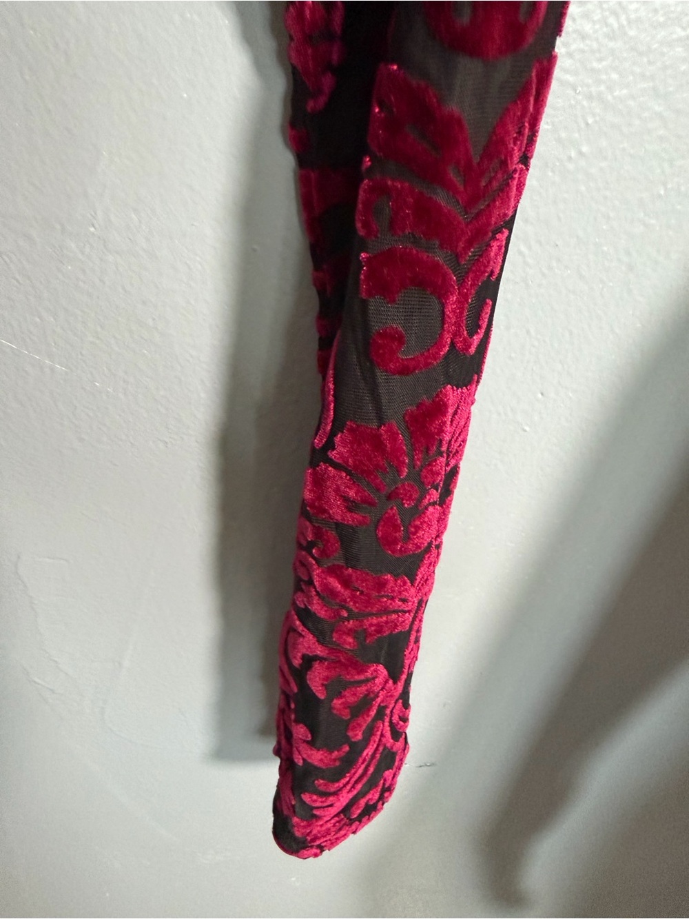 BKE Black Top with Burgundy Velvet Burnout Crop M - Picture 4 of 6